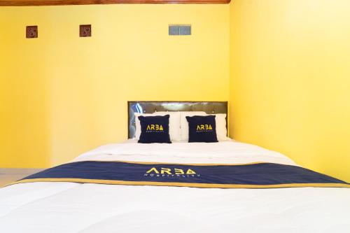 Ένα ή περισσότερα κρεβάτια σε δωμάτιο στο Berkah Guest House Prambanan By ARBA