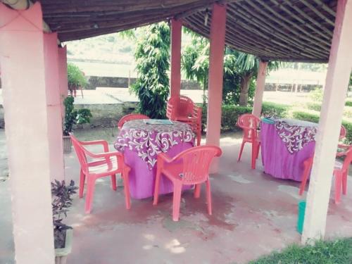 a group of red chairs and a table with pink and purple tables at Haveli Uma Megh Tourist Guest House in Būndi