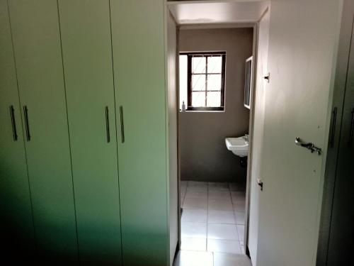 حمام في Ariah's Guesthouse and Self Catering