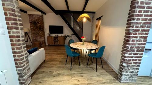 Μια τηλεόραση ή/και κέντρο ψυχαγωγίας στο Private cottage with hot tub