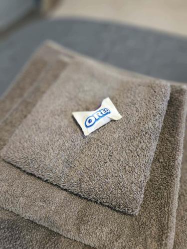 a piece of paper on top of a towel at Áron Apartman in Tiszafüred