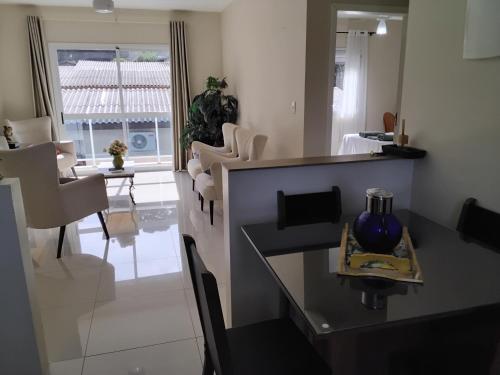 Una cocina y un comedor con mesa y sillas. en UNIJUI, en Ijuí