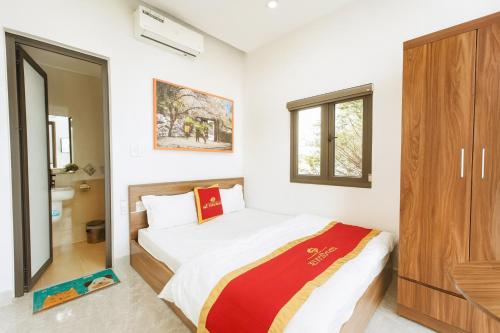 a bedroom with a bed and a bathroom at Khách sạn Đức Phúc in Dồng Văn