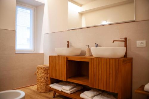 Mbl apartments في مونتيبلونا: حمام مغسلتين على خشبيه