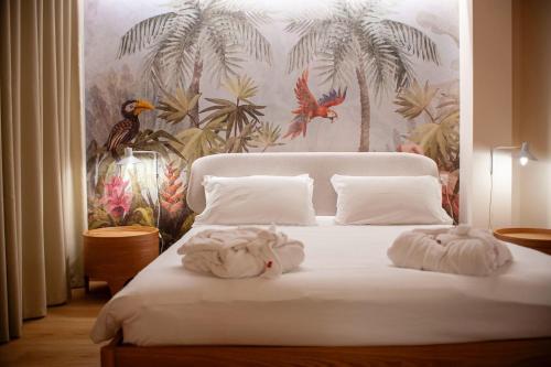 Mbl apartments في مونتيبلونا: غرفة نوم بها سرير مع مناشف عليه