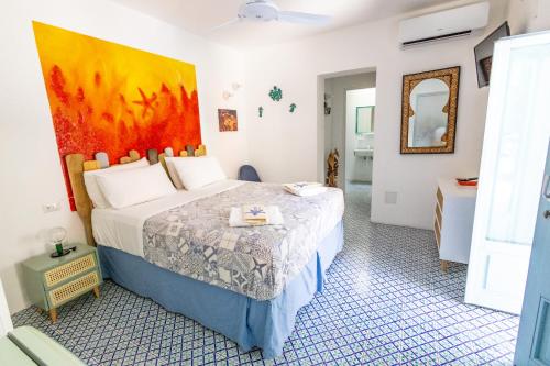 パナレーアにあるArt B&Bのベッドと鏡のあるホテルの部屋