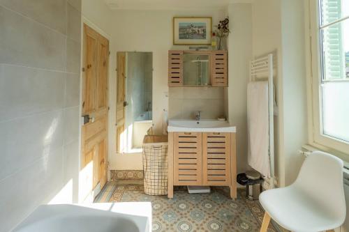 L'Estagnole pour 2 personnes, jacuzzi, hammam في إستين: حمام مزود بحوض ومِرآة