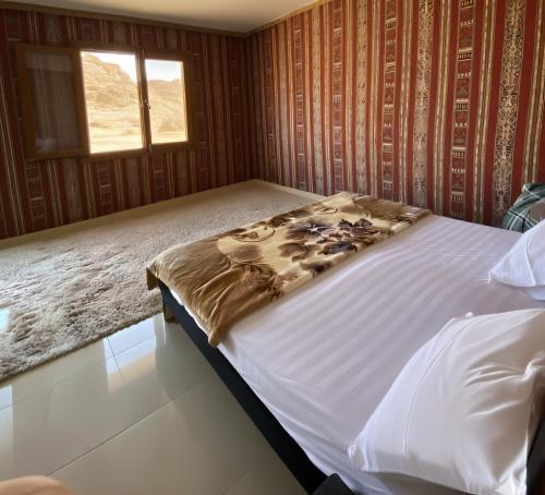 Кровать или кровати в номере Golden Day Bedouin Camp