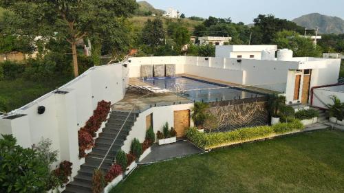 Swimmingpoolen hos eller tæt på Kasaara Retreat By Nexottel