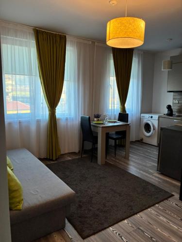 een woonkamer met een bed en een eettafel bij Апартамент Димана in Hisarya