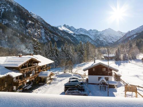 een skihut in de bergen met sneeuw op de grond bij Landhaus Am Fellhorn in Oberstdorf