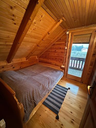 Ένα ή περισσότερα κρεβάτια σε δωμάτιο στο Cozy Wooden Cottage