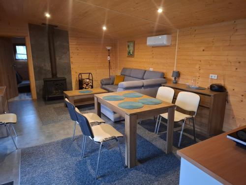 Χώρος καθιστικού στο POLESKI DOMEK Z JACUZZI W Czarnym Lesie