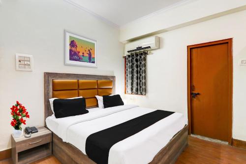 a bedroom with a large bed in a room at Super OYO Collection O Alambagh Formerly BM Palace in Lucknow