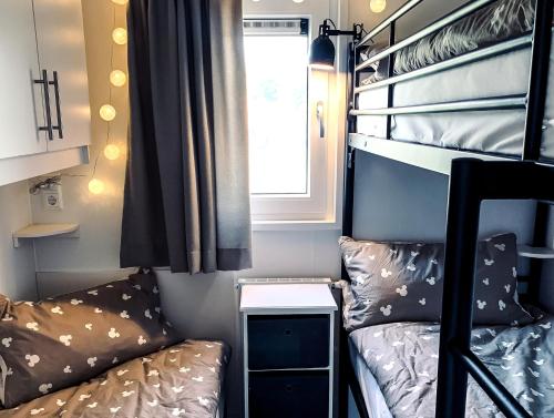 En eller flere senge i et værelse på Süsel Seeparx Ferienhaus Seehütte 25