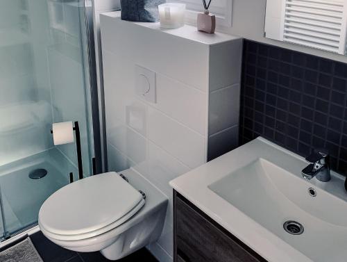 Et badeværelse på Süsel Seeparx Ferienhaus Seehütte 25