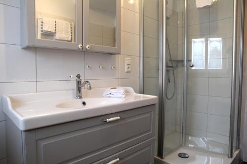 a bathroom with a sink and a shower at Oberdeck Steuerbord in Greetsiel