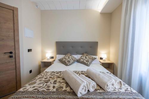 Ein Bett oder Betten in einem Zimmer der Unterkunft Portal Fosc Suites