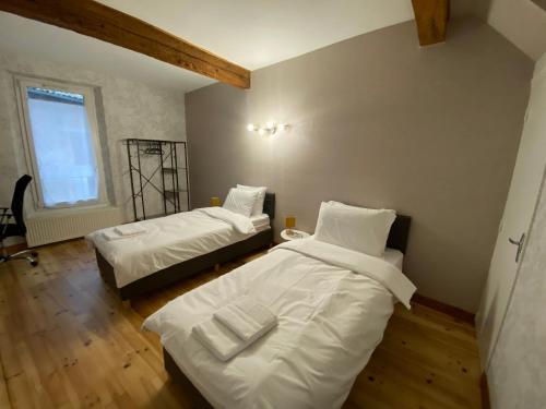ein Zimmer mit zwei Betten und einem Fenster in der Unterkunft Au bonheur des vacances in Verdun-sur-Garonne