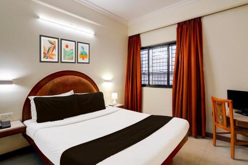 Una cama o camas en una habitación de Super Hotel O Thimmaiah Rd Rajajinagar