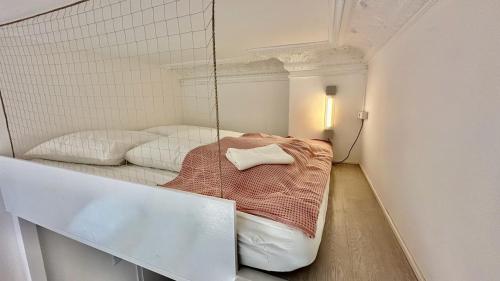 een kleine kamer met 2 bedden in een kamer bij STACEY Downtown in Hamburg