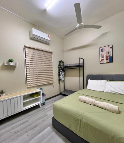 En eller flere senge i et værelse på Hana Houz Homestay