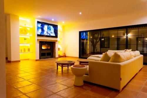 Mediterranean Luxe Villa • 8PAX • Pool • BBQ •Cozy
