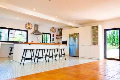 Mediterranean Luxe Villa • 8PAX • Pool • BBQ •Cozy