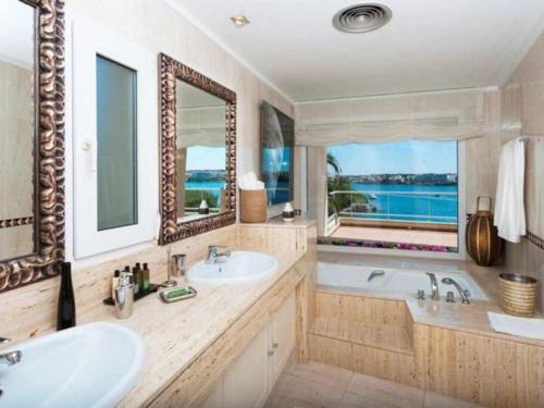 Ванная комната в VILLA LANTANA -Vistas únicas al puerto de Mahón