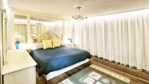 een slaapkamer met een bed en een kroonluchter bij Villagalicia360 in Bergondo