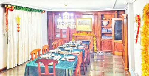 a dining room with a long table and chairs at Villagalicia360 in Bergondo