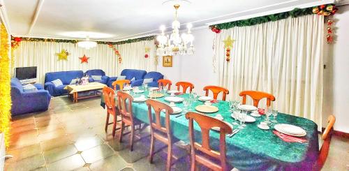 a dining room with a table and chairs at Villagalicia360 in Bergondo