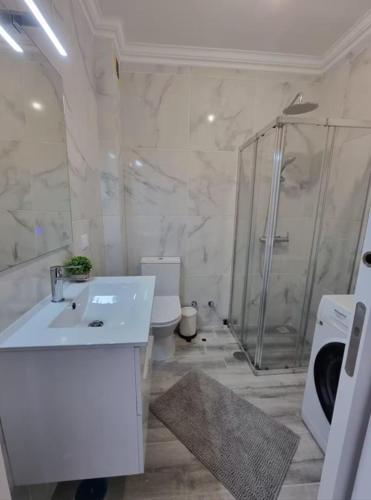 a white bathroom with a shower and a sink at Bella Sunset Holidays - 3 min da Praia da Mareta in Sagres