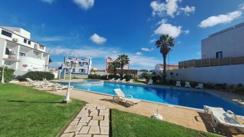 Πισίνα στο ή κοντά στο Bella Sunset Holidays - 3 min da Praia da Mareta