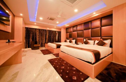 Un pat sau paturi într-o cameră la Hotel Golden Palace