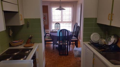uma cozinha com uma mesa e uma sala de jantar em Appartement partagé em Yverdon-les-Bains