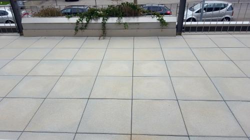 uma calçada de ladrilhos com carros em um estacionamento em Appartement partagé em Yverdon-les-Bains