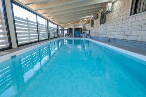 Fotografie z fotogalerie ubytování לה וילה - וילה משפחתית עם בריכה פרטית מחוממת ומקורה v destinaci Beit Jann