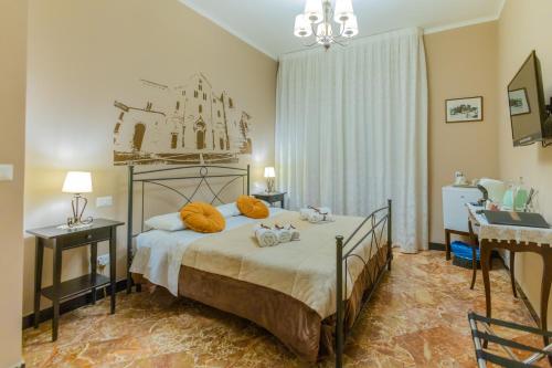 une chambre avec un lit avec deux poupées dessus dans l'établissement Bari Antica Boutique B&B, à Bari