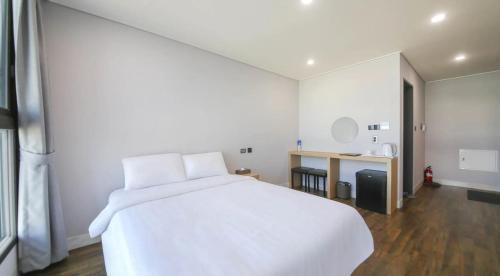 Ένα ή περισσότερα κρεβάτια σε δωμάτιο στο Aroomi Hotel Hyupjae