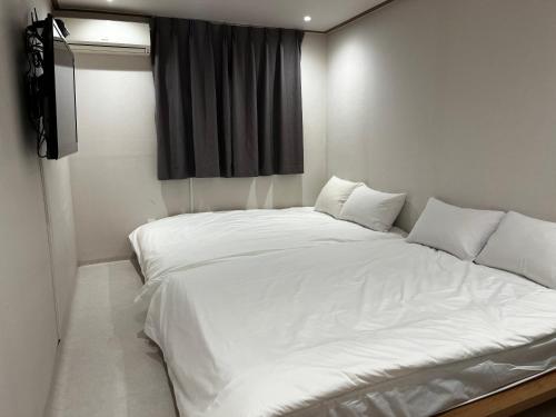 Un pat sau paturi într-o cameră la STAYV 스테이브 장안 - cozy room in 답십리 동대문