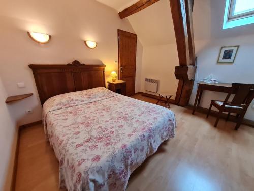Nancray-sur-Rimardeにある"Chambre Rose", L'Ancienne Poterieのベッドと机が置かれた寝室