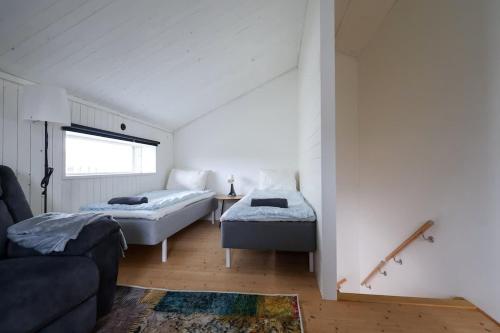 En eller flere senge i et værelse på Workers - Families Apartment - 4 Beds - Near Volvo