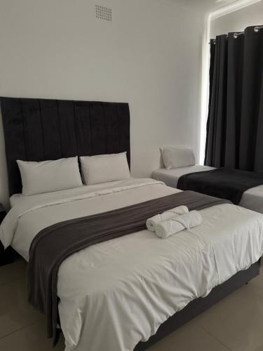 Postel nebo postele na pokoji v ubytování khayelihle guest house