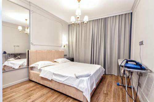 Большая двухкомнатная Люкс возле вокзал НУРЛЫЖОЛ في أستانا: غرفة مستشفى بسرير ومرآة