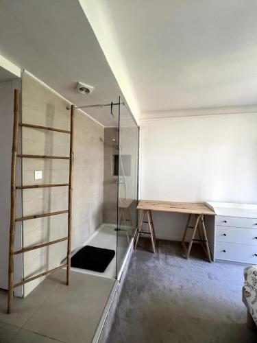 a room with a glass shower and a desk at Appartement face Nausicaa in Boulogne-sur-Mer