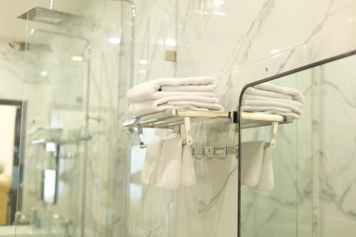 Ванная комната в Chemisit Nội Bài Airport Hotel