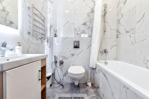 Большая двухкомнатная Люкс возле вокзал НУРЛЫЖОЛ في أستانا: حمام أبيض مع مرحاض ومغسلة