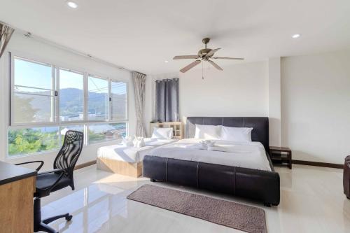 En eller flere senge i et værelse på V274 Prime Location Large Terrace Pool View BBQ