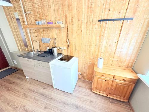 y baño con lavabo y encimera. en Fresh Apartments - Comfortable City Stays in Riga, en Riga